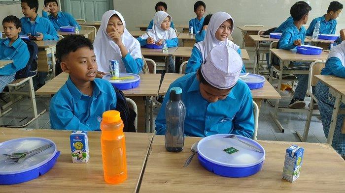 Sejumlah siswa di SMPN 1 Cirebon saat menerima makan bergizi gratis (MBG) yang merupakan program Presiden Terpilih,