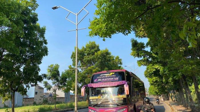 Bus Pariwisata saat melintas di sekitar Gedebage, Kota Bandung.