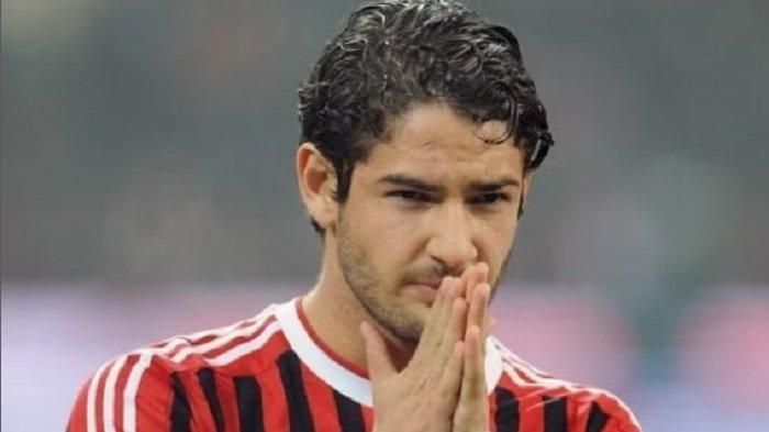 Alexandre Pato ketika masih membela klub AC Milan di Serie A Liga Italia. Hot Transfer Liga 1 Persib Bandung Gaet Eks Striker AC Milan? Alexandre Pato Bahkan Follow IG Persib