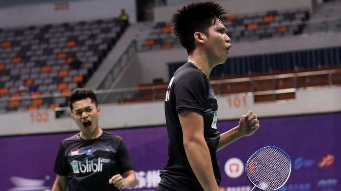 Pasangan ganda putra Indonesia, Leo Rolly Carnando/Daniel Marthin, melakukan selebrasi pada laga perempat final Kejuaraan Asia Junior 2019 di Suzhou Sports Olympic Center, China, Jumat (26/7/2019).