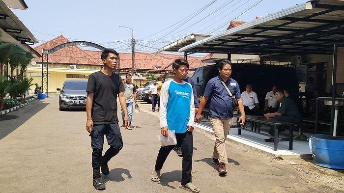 Keluarga korban saat melapor dugaan malapraktik di RSUD MA Sentot Patrol Indramayu ke Polres Indramayu, Rabu (20/12/2023).