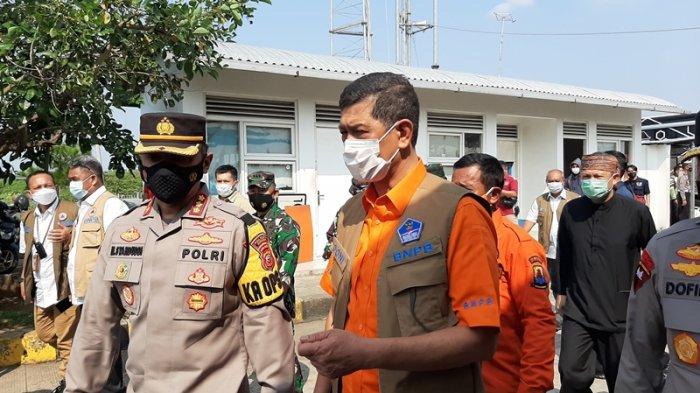 Ketua Satgas Penanganan Covid-19, Doni Monardo (kanan), saat meninjau kesiapan posko penyekatan di GT Palimanan Tol Cipali, Kabupaten Cirebon, Kamis (29/4/2021).