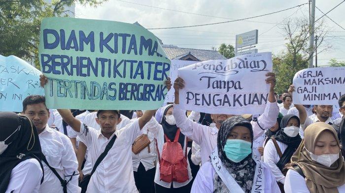 Ribuan honorer di Indramayu saat turun demo menuntut diangkat PPPK, Rabu (15/1/2025)