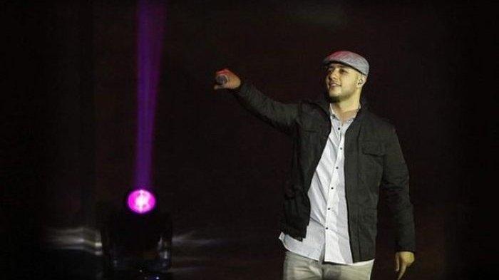 KONSER UNTUK INDONESIA - Penyanyi religi asal Swedia, Maher Zain mengajak penonton bernyanyi bersama saat membawakan lagu Insha Allah pada konser bertajuk Silaturahim Untuk Indonesia di Sasana Budaya Ganesha, Jalan Tamansari, Kota Bandung, Kamis (6/10/2011) malam.
