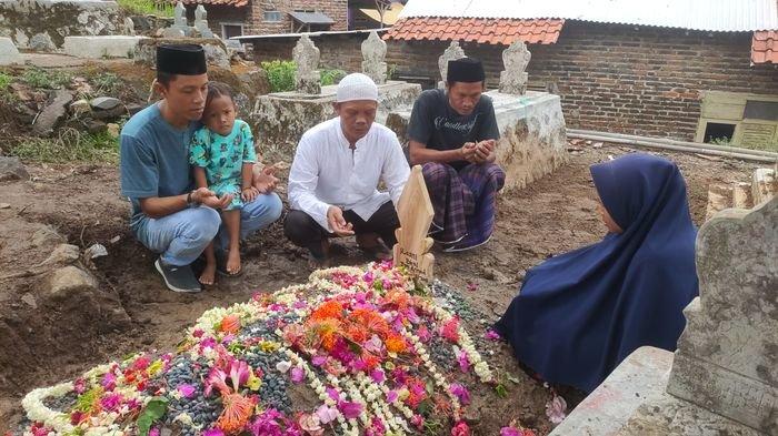 Pihak keluarga didampingi Ketua RT.05 Desa Cangkoak, Kecamatan Dukupuntang, Kabupaten Cirebon berziarah ke makam korban pembunuhan berinisial R (47), Senin (27/11/2023).