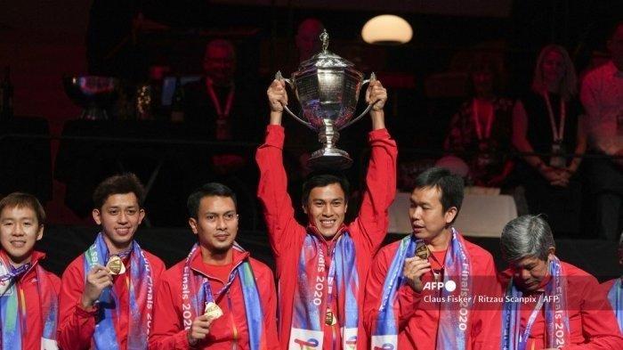 Atlet bulutangkis Indonesia berpose dengan piala dan medali mereka setelah memenangkan final Piala Thomas 2021 melawan China di Aarhus, Denmark 17 Oktober 2021.