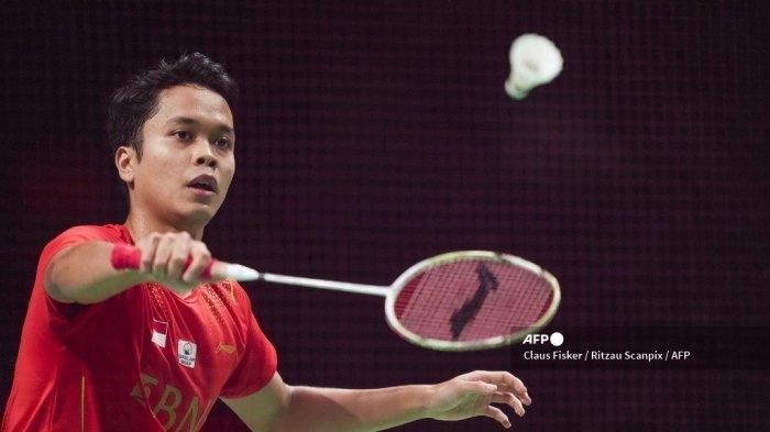 Pebulu tangkis Indonesia Anthony Sinisuka Ginting mengembalikan shuttlecock
