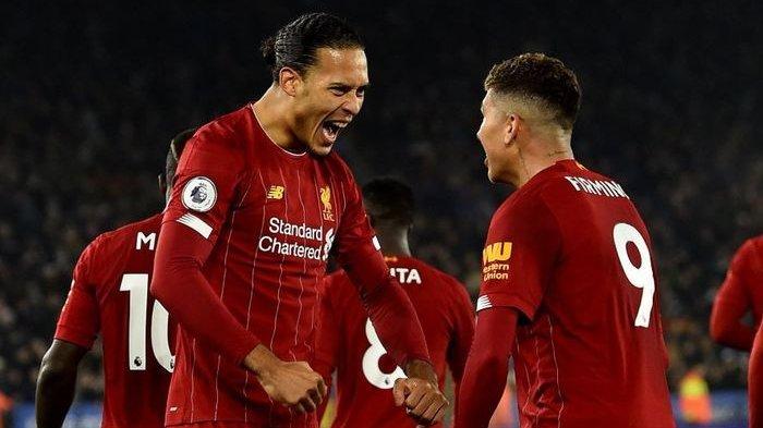 Roberto Firmino (kanan) dan Virgil van Dijk merayakan gol Liverpool ke gawang Leicester City.