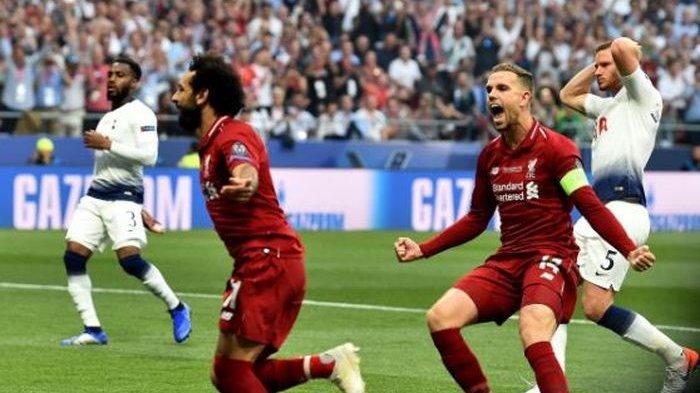 Penyerang Liverpool, Mohamed Salah, merayakan gol ke gawang Tottenham Hotspur dalam laga final Liga Champions di Stadion Wanda Metropolitano, Sabtu (1/6/2019).
