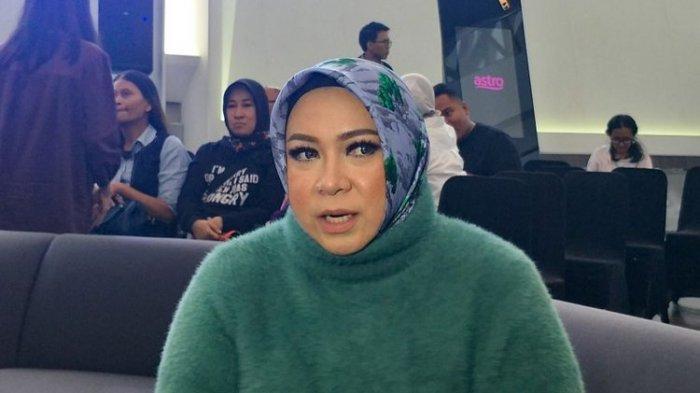 Artis musik Melly Goeslaw saat ditemui dalam jumpa pers serial horor Nawangsih di kawasan Kuningan, Jakarta Selatan, Rabu (16/1/2019).