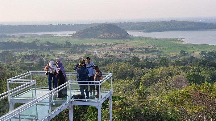 Sejumlah pengunjung berfoto di salah satu spot foto areal Obyek Wisata Bukit Antigalau di Desa Sinarancang, Kecamatan Mundu, Kabupaten Cirebon, Sabtu (4/9/2021).