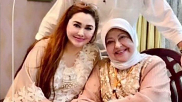 Sineas Nia Zulkarnaen bersama Mieke Wijaya, ibunya. Aktris gaek dan legendaris Mieke Wijaya dikabarkan meninggal dunia, Selasa (3/5/2022) malam. Mieke Wijaya meninggal dunia di usia 82 tahun.