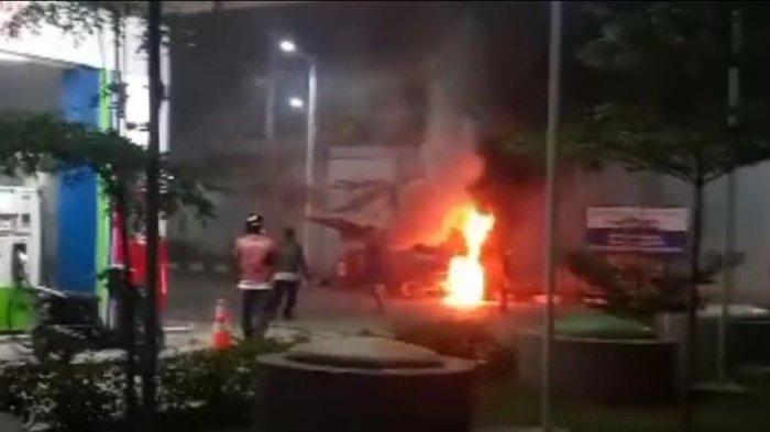 mobil Daihatsu Hijet terbakar di area Stasiun Pengisian Bahan Bakar Umum (SPBU) di Desa Licin, Kecamatan Cimalaka, Kabupaten Sumedang, Kamis (27/7/2023) petang.