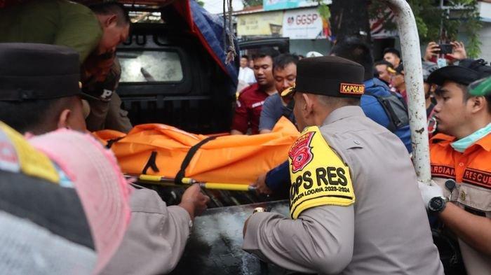 Petugas gabungan saat mengevakuasi pengemudi dan kernet mobil boks yang tertimpa pohon tumbang di Jalan KH Abdul Halim, Desa/Kecamatan Panyingkiran, Kabupaten Majalengka, Selasa (6/2/2024) sore.