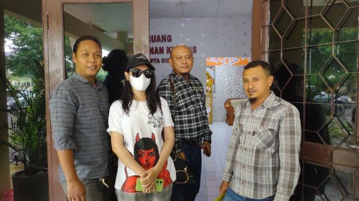 Seorang wanita berinisial II (27), korban dugaan pelecehan seksual yang melibatkan anggota DPRD Kabupaten Cirebon, akhirnya melaporkan peristiwa tersebut ke Polresta Cirebon, Sabtu (7/12/2024).