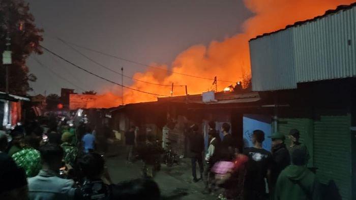 Sekitar 160 kios dan jongko sayuran di Pasar Sadang Serang, Kota Bandung hangus terbakar, Jumat (4/8/2023).