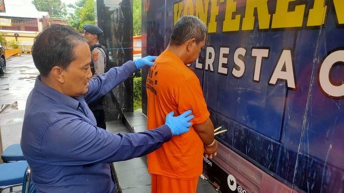 Pelaku berinisial OS (47), yang tega menghabisi nyawa mantan istri sirinya di Desa Cangkoak, Kecamatan Dukupuntang, Kabupaten Cirebon dihadirkan dalam konferensi pers yang digelar di Mapolresta Cirebon, Selasa (28/11/2023).
