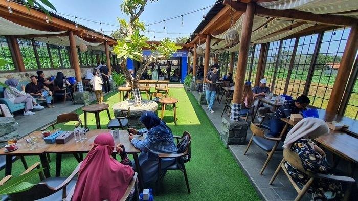 Sejumlah pengunjung saat bersantai di Buddys Coffee & Grill, Kelurahan Sindangkasih, Kecamatan/Kabupaten Majalengka, Rabu (30/8/2023).