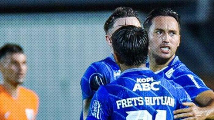 Persib Bandung saat menantang Borneo FC di Stadion Segiri Samarinda, Sabtu (21/10/2023). Tendangan Ezra Walian yang disundul pemain Borneo FC membuahkan gol bagi Maung Bandung, sehingga skor 1-1.