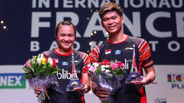 Pasangan ganda campuran Indonesia, Praveen Jordan/Melati Daeva Oktavianti, berpose di atas podium kampiun seusai memenangi laga final French Open 2019 kontra Zheng Siwei/Huang Yaqiong (China) di Stade Pierre de Coubertin, Paris, Prancis, Minggu (27/10/2019).