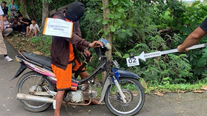 Tersangka TD saat memeragakan salah satu adegan dalam rekonstruksi kasus pembunuhan karyawan bank keliling di SDN Simpeureum II, Kecamatan Cigasong, Kabupaten Majalengka, Kamis (8/2/2024).