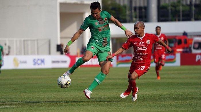 Pemain Persija Jakarta, Riko Simanjuntak, diawasi bek Kalteng Putra, Abdul Rahman Abanda, di Stadion Madya, Senayan, Jakarta Pusat, Selasa (20/8/2019)