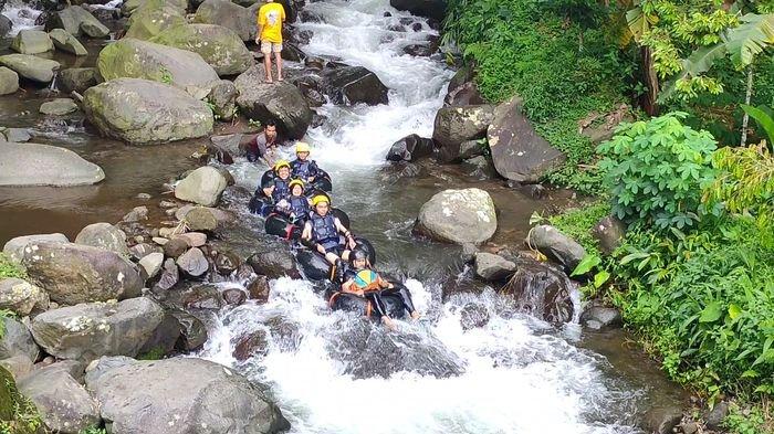 Objek wisata River Tubing Cikadongdong Kabupaten Majalengka menjadi salah satu tempat wisata untuk menikmati hari libur tahun baru 2022.