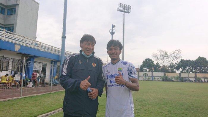 Pemain muda Persib Bandung, Robi Darwis saat bertemu legenda Persib, Robby Darwis di Stadion Sidolig, Kota Bandung, Rabu (13/7/2022).