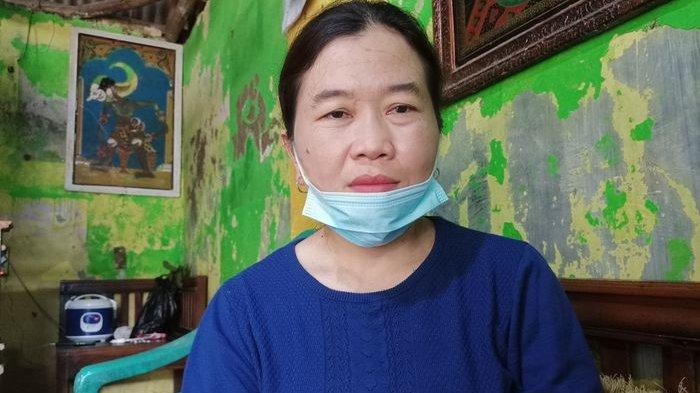 Rokaya (40), Pekerja Migran Indonesia (PMI) atau TKW asal Kabupaten Indramayu di kediamannya di Desa Eretan Wetan, Kecamatan Kandanghaur, Jumat (14/1/2022).