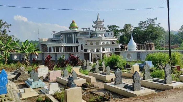 Penampakan rumah mewah di sekitar tempat pemakaman umum di Desa Cipasung, Kuningan, Jumat (23/6/2023).