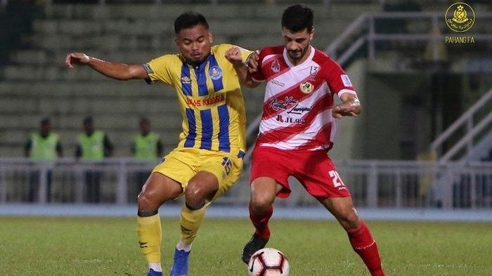 Pemain Pahang FA asal Indonesia, Saddil Ramdani (kiri) berebut bola dengan pilar asing Kuala Lumpur FA, Paulo Jose pada laga lanjutan Liga Super Malaysia 2019 di Stadion Darul Makmur, Kuantan, 6 Juli 2019.