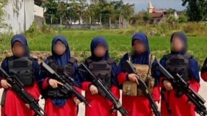 Santriwati di Magetan Pakai Rompi Anti Peluru-Bawa Senjata Laras Panjang