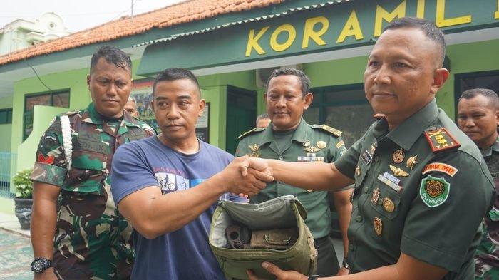 Didin Muhyidin (kedua kiri) saat menyerahkan dua pucuk senpi kepada Dandim 0617/Majalengka, Letkol Inf Dudy Pilianto (kanan), di Koramil 1712/Jatitujuh, Kecamatan Jatitujuh, Kabupaten Majalengka, Rabu (10/1/2024).