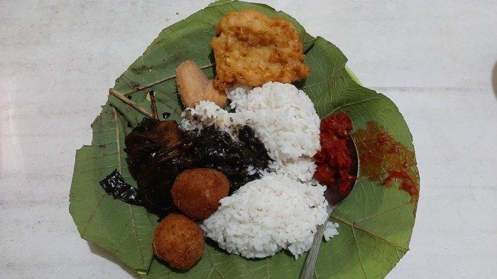 Seporsi nasi Jamblang yang dapat disantap di Nasi Jamblang Ibu Nur, Jalan Cangkring, Kota Cirebon, Selasa (19/10/2021) malam.