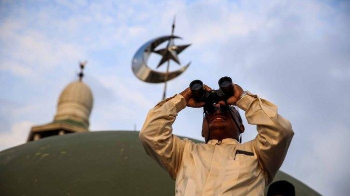 Petugas lembaga Falakiyah pondok pesantren Al-Hidayah Basmol, Jakarta Barat melakukan pemantauan hilal di atas masjid Al-Musariin, Minggu (5/5/2019).