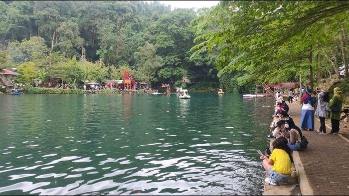Suasana di Objek wisata Situ Cipanten yang berada di Desa Gunung Kuning, Kecamatan Sindang, Kabupaten Majalengka, Sabtu (3/4/2021).