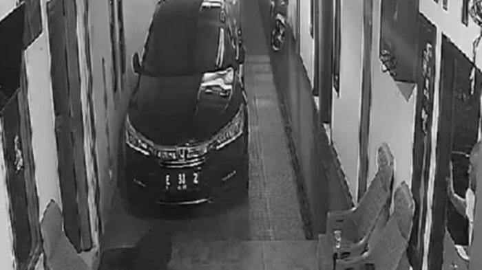 Tangakapan layar video babi masuk ke rumah Ketua DPRD Kuningan