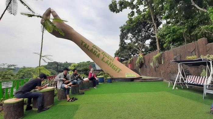 Sejumlah pengunjung bersantai di obyek wisata Talaga Langit di Desa Sinarancang, Kecamatan Mundu, Kabupaten Cirebon, Minggu (22/1/2023).
