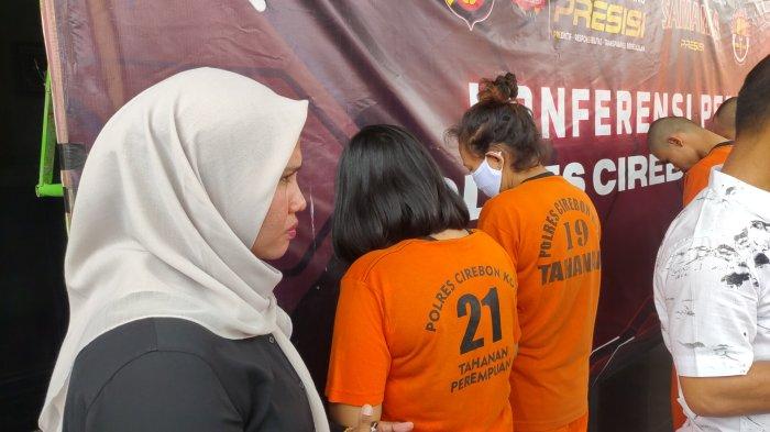 Tersangka kasus penyalahgunaan narkoba ditangkap dan dihadirkan Satnarkoba Polres Cirebon Kota dalam gelaran konferensi pers yang digelar di Mako Polres Cirebon Kota, Kamis (3/8/2023)