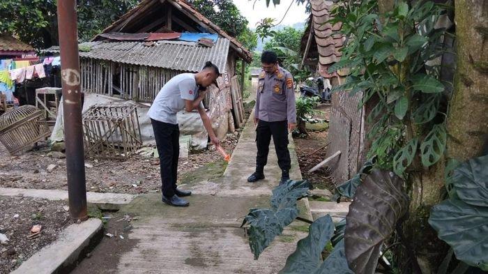 Polisi melakukan olah TKP kasus penganiayaan dengan menggunakan senjata tajam, di Kampung Kebon RT04/04, Desa/Kecamatan Ganeas, Kabupaten Sumedang, Senin (5/2/2024).