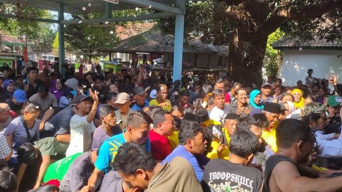Ratusan warga berebut uang koin yang dilempar oleh Sultan Anom XII, Sultan Raja Muhammad Emirudin dan Keluarga Besar Keraton Kanoman Cirebon dalam rangka tradisi Tawurji pada momen Rebo Wekasan yang digelar di Keraton Kanoman Cirebon, Rabu (13/9/2023).