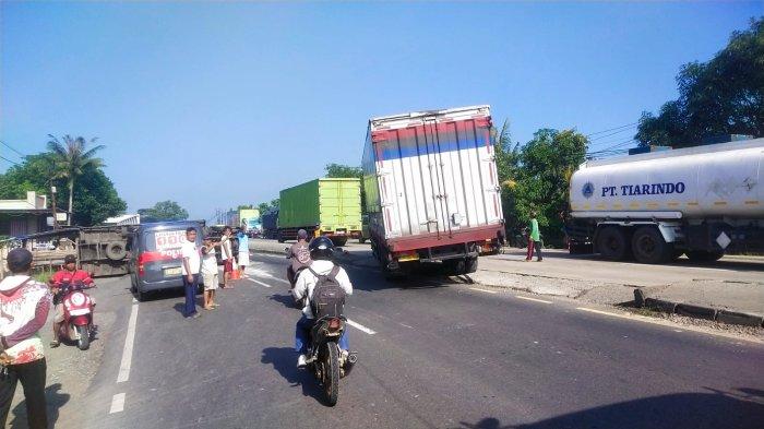 Proses evakuasi truk yang terguling di Jalur Pantura Indramayu di wilayah Desa Jumbleng, Kecamatan Losarang, Selasa (19/3/2024).