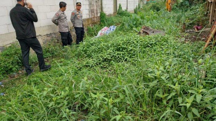 Penemuan Jasad Pria paruh baya di semak-semak dekat komplek rongsokan di wilayah Mangkubumi, Kota Tasikmalaya, Minggu (1/9/2024)