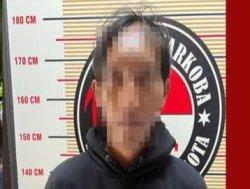 Usaha TBN (32) menyembunyikan sabu di sela-sela asbes rumahnya akhirnya terendus aparat. Warga Desa Kertawinangun, Kecamatan Kedawung, Kabupaten Cirebon itu tak berkutik saat diciduk Satuan Reserse Narkoba Polres Cirebon Kota di kawasan Jalan Ampera Raya, Kamis (3/7/2025).
