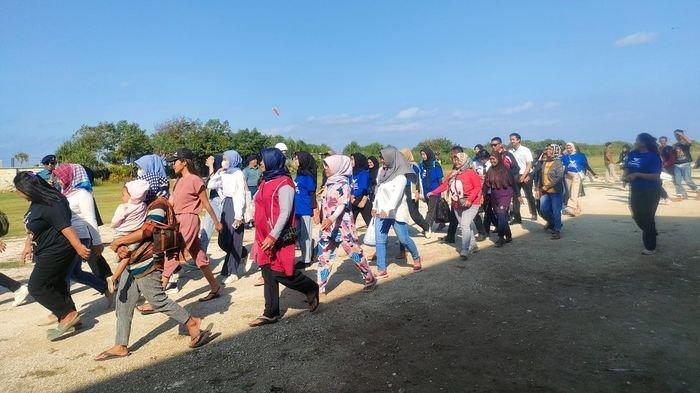 Warga sekitar antusias menuju area landasan bandara Susi Air Pamugaran Pangandaran untuk menyabut kedatangan Prabowo Subianto, Senin (17/7/2023).