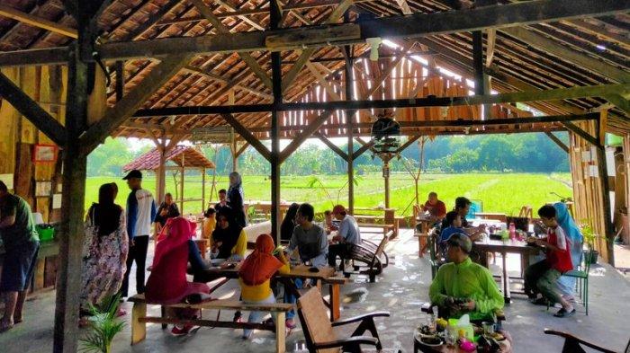 Sejumlah pengunjung tampak memadati Warung Kopi Manis Jalan Soekarno - Hatta, Desa Kecomberan, Kecamatan Talun, Kabupaten Cirebon, Sabtu (15/2/2020).