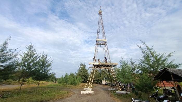 Wisatawan saat berwisata di Wisata Paris (Pantai Tiris) di Desa Pabean Ilir, Kecamatan Pasekan, Kabupaten Indramayu, Minggu (29/8/2021). DI objek wisata Paris di Indramayu juga terdapat replika menara eiffel membuat wisata ini tak pernah sepi pengunjung, terutama di akhir pekan.