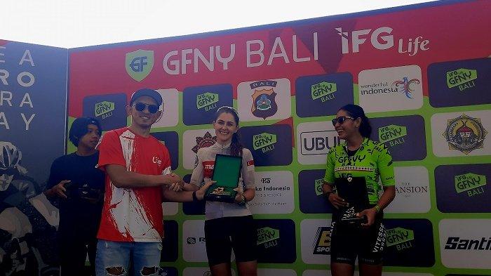 Alicia Brittain (kedua dari kanan) meraih juara 1 lomba balap sepeda Gran Fondo New York (GFNY) Bali 2023 karegaori Female Overall di Ubud, Bali pada Minggu (17/9/2023).