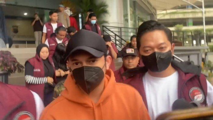 Andrew Andhika saat hendak pemeriksaan kesehatan di Biddokes Polres Metro Jakarta Barat.