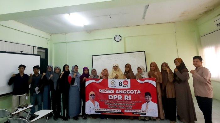Anggota DPR Nur Azizah Tamhid berfoto bersama Ketua STIA Duta Bangsa dr. Asep Zamzam Subagja dan sejumlah pejabat kampus saat mengunjungi kampus STIA Duta Bangsa, Bekasi, Kamis (20/7/2023).